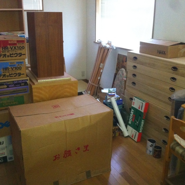 引越し時不用品｜引っ越しで大型家具類を一気に捨てたい方、住居からの運び出しも当スタッフが積込みまでさせていただいております