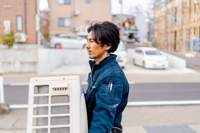エアコンの水漏れや冷えないといった不具合が出たら夏本番前にエアコン業者に診てもらいましょう
