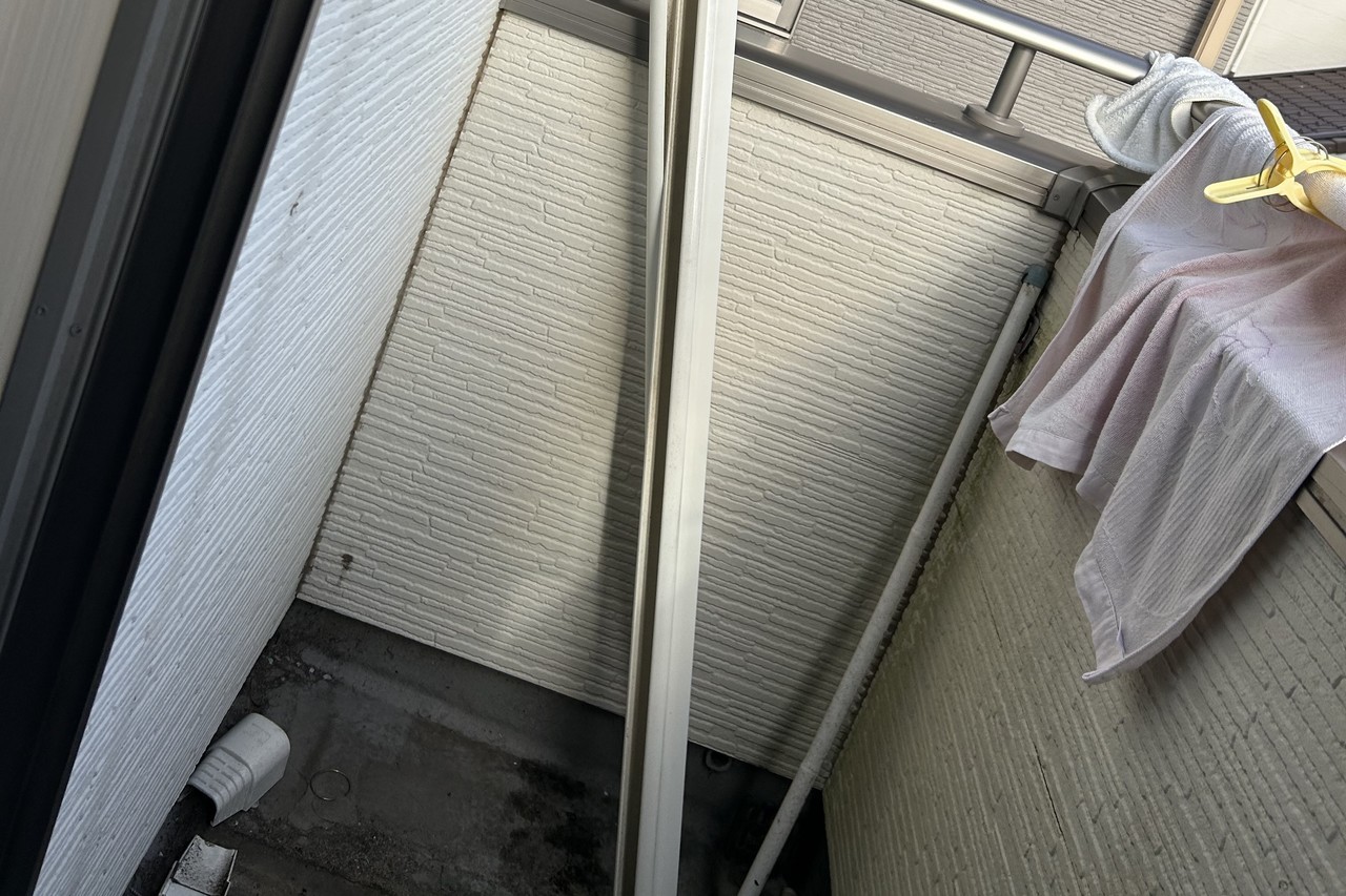 市原市の戸建て住宅で２階の古いエアコン撤去・取り外し後（化粧カバーも撤去）