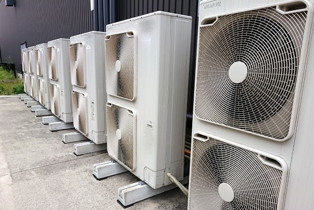 家庭用エアコンとの決定的な違いは「耐久性」と「風のパワー」、坪数だけでエアコン選ぶと夏場に冷えません！