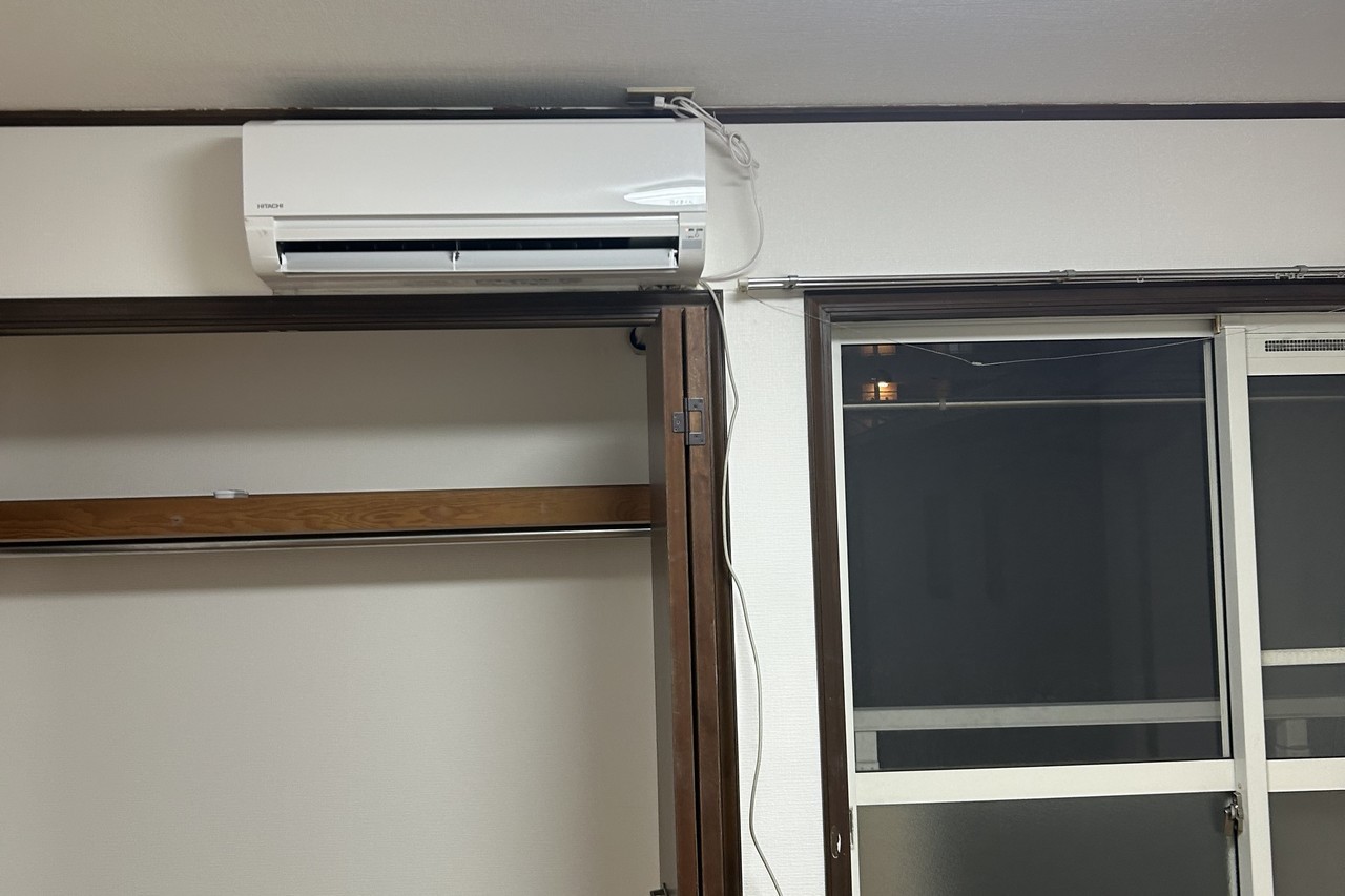 エアコン本体を壁掛けで取付した状況