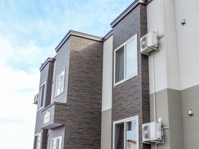建物の壁面に取り付ける設置｜地面やベランダに室外機を置くスペースがない場合や複数台の室外機を設置したい場合