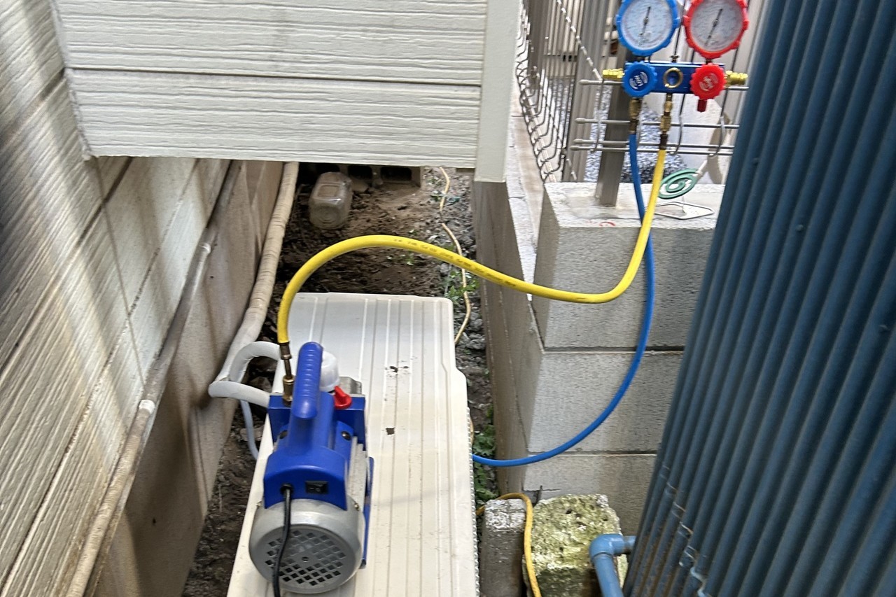 冷媒漏れ検査の真空引き作業中