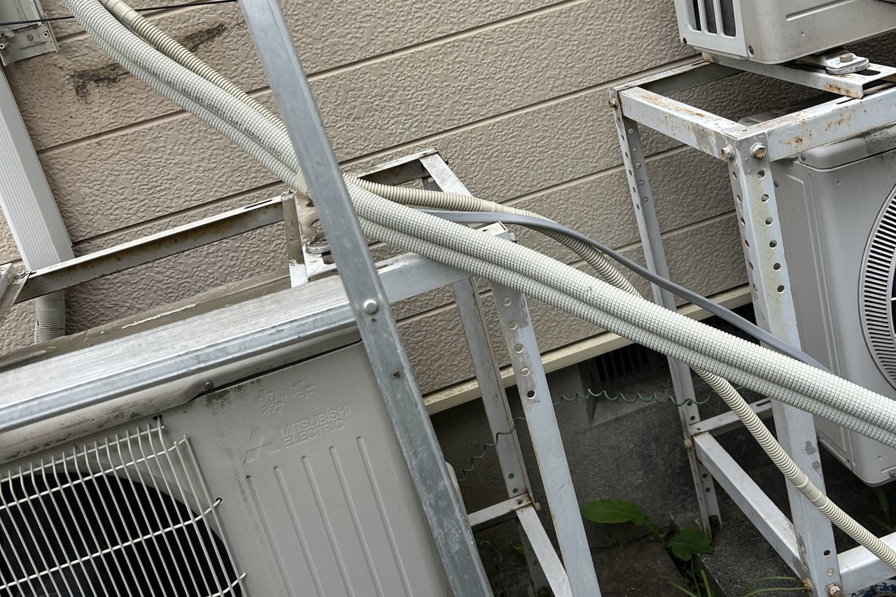 習志野市谷津アパート｜エアコン冷媒管を（配管）を１階までおろした状況