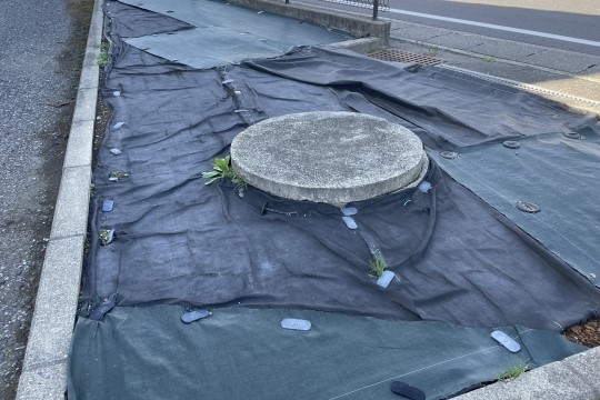 草むしりが大変で毎年のお悩み！防草シート施工で雑草対策、砂利敷きでの防犯対策として施工します