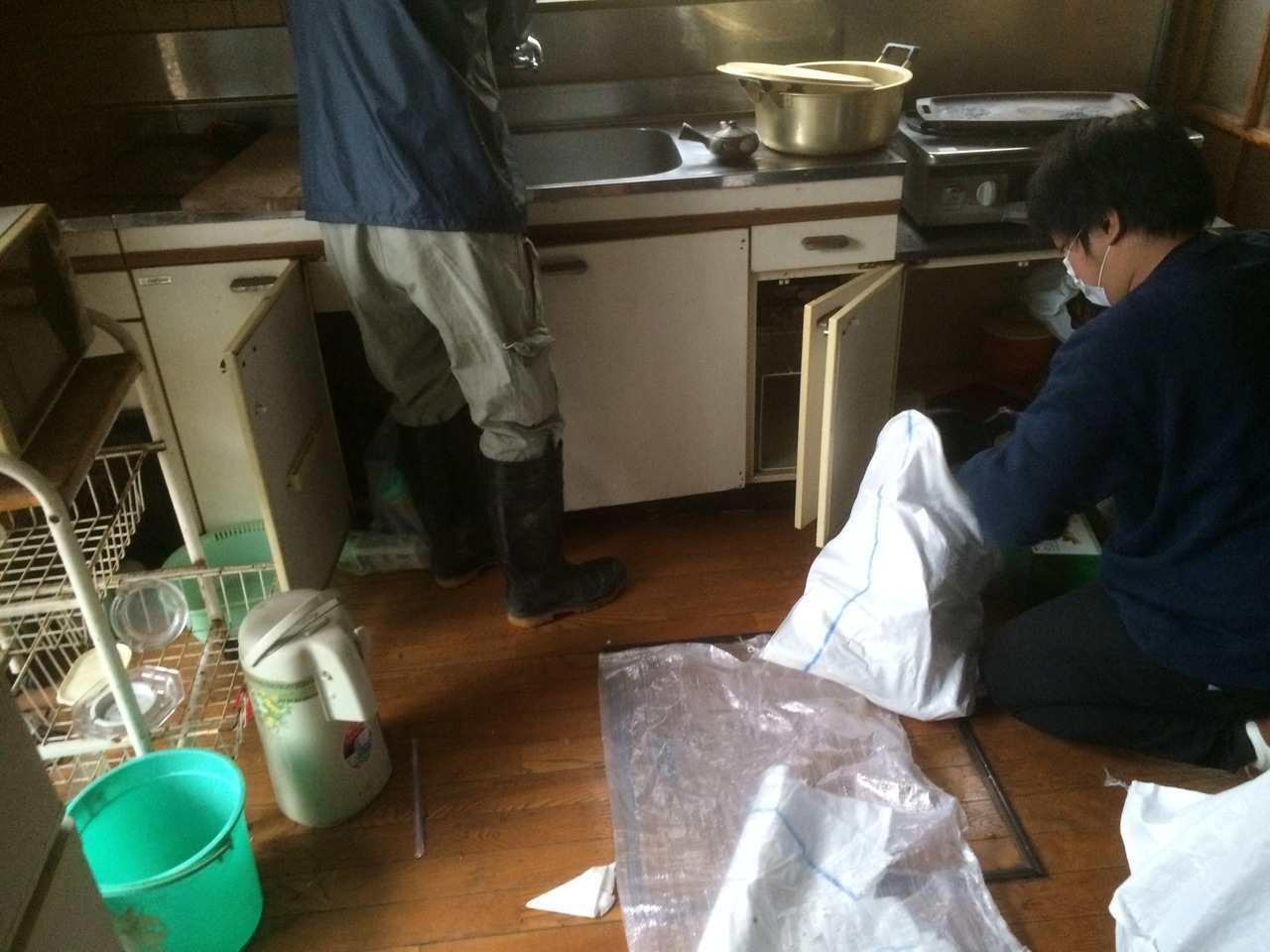 一軒家の残置物撤去の片付け風景、キッチン周りの状況！キッチン家電や調理器具類を梱包や分別作業中