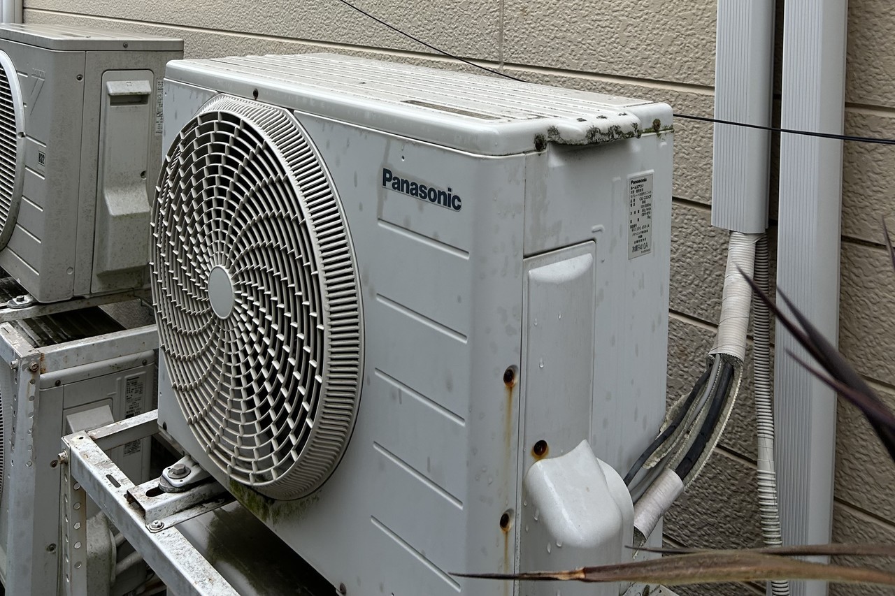 習志野市谷津エアコン交換工事｜室外機２段置き取付事例