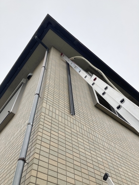 エアコン工事｜エアコン本体２F室外機１Fの特殊設置