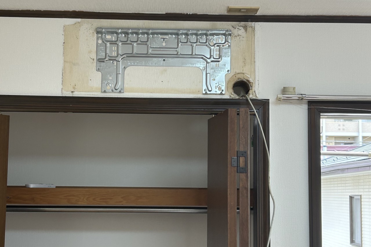 エアコン背板を取付した状況