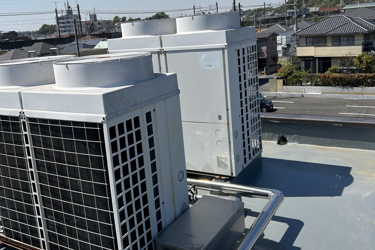 【船橋市】屋上に設置された業務用エアコン室外機