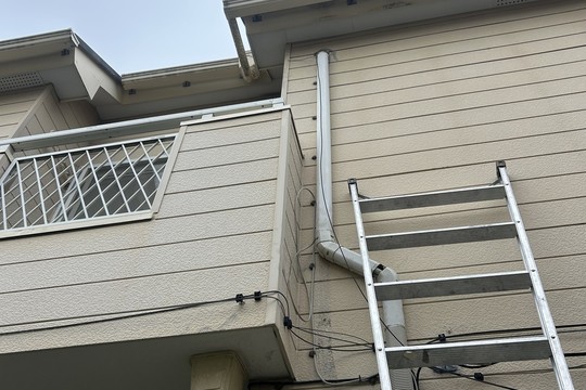 習志野市アパート｜冷媒管（配管）設置後に既存の化粧カバーを取付した状況