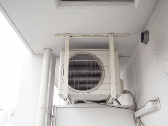 団地やマンションなどでベランダの天井部分に室外機を吊り下げる設置方法！専用の金具を使って室外機を固定します。これによりベランダの床を広く使えるようになります。
