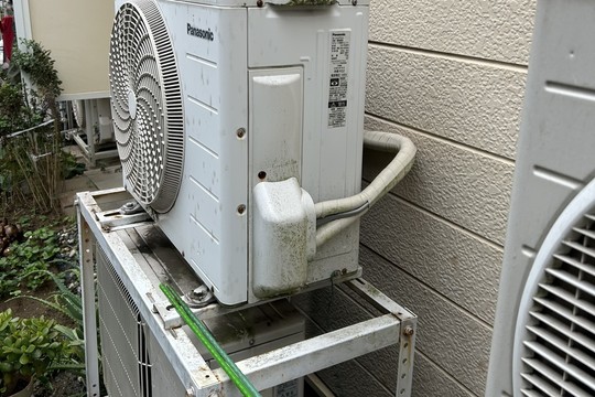 習志野市谷津エアコン交換工事｜交換前の室外機２段置き状況