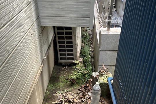 室外機が１階地面置きされていて狭い場所に設置されてる既存エアコン取り外し