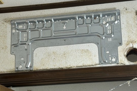 習志野市谷津エアコン交換｜スリーブに合わせて背板取り付け