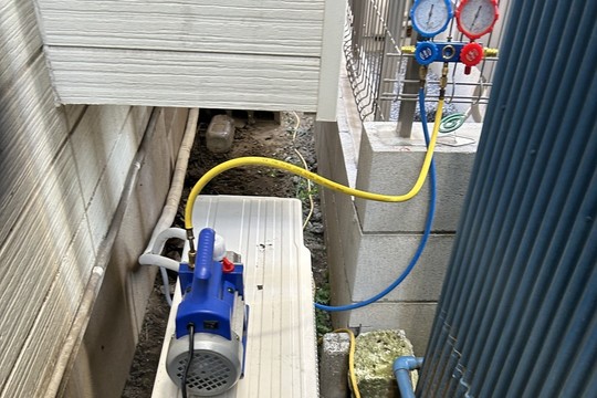 冷媒漏れ検査の真空引き作業中