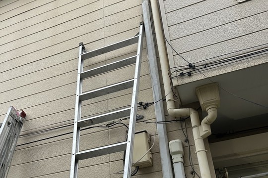 習志野市単身アパート｜化粧カバー取付時の高所作業状況