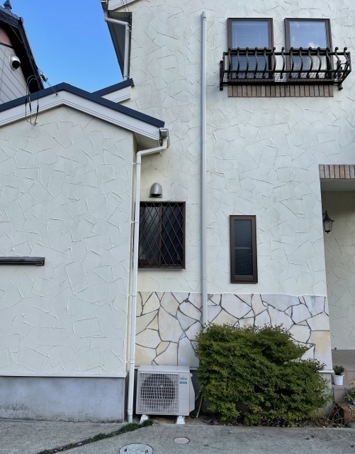 エアコン本体２階、室外機１階に設置｜立ちおろし