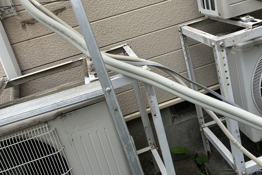 習志野市谷津アパート｜エアコン冷媒管を（配管）を１階までおろした状況