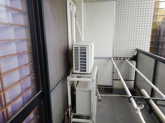 スペースがない場合に２台の室外機を設置したい場合に使う方法です。室外機を上下に重ねて設置、スペースを有効活用できます。