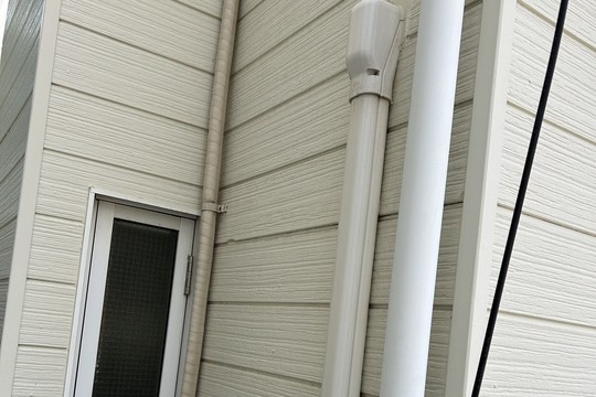 １階室内の裏｜外壁にはエアコン化粧カバーがついていた