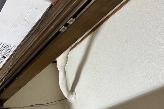 冷媒管（配管）がクローゼット中に通して２階から１階へ