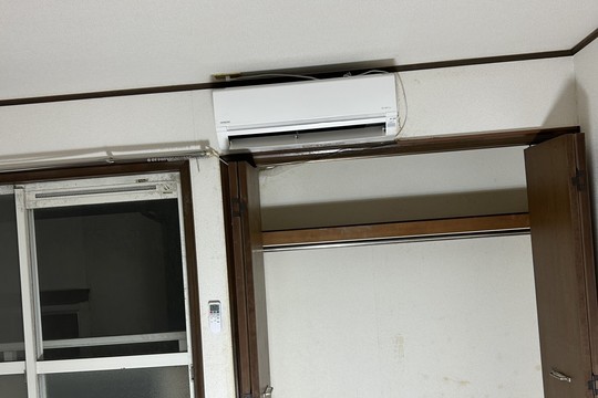 江新品のエアコン本体を壁掛け設置完了後