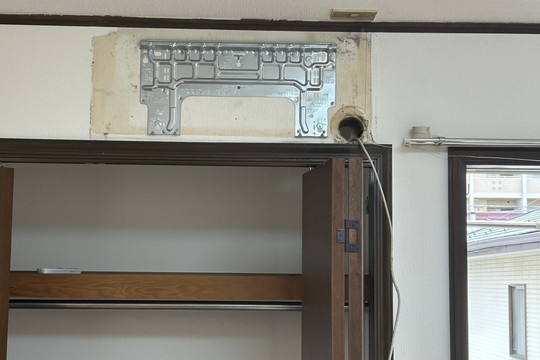 エアコン背板を取付した状況