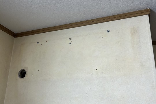 エアコン本体を撤去後の室内壁