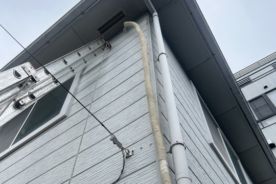 千葉市花見川区｜エアコン立ち下ろし取付作業中