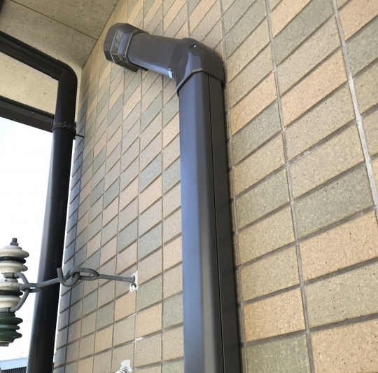 エアコン工事｜室外に配管を保護する化粧カバー施工