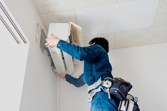 習志野市エアコン取付作業中｜株式会社A.K GROUP船橋市大神保町172-4